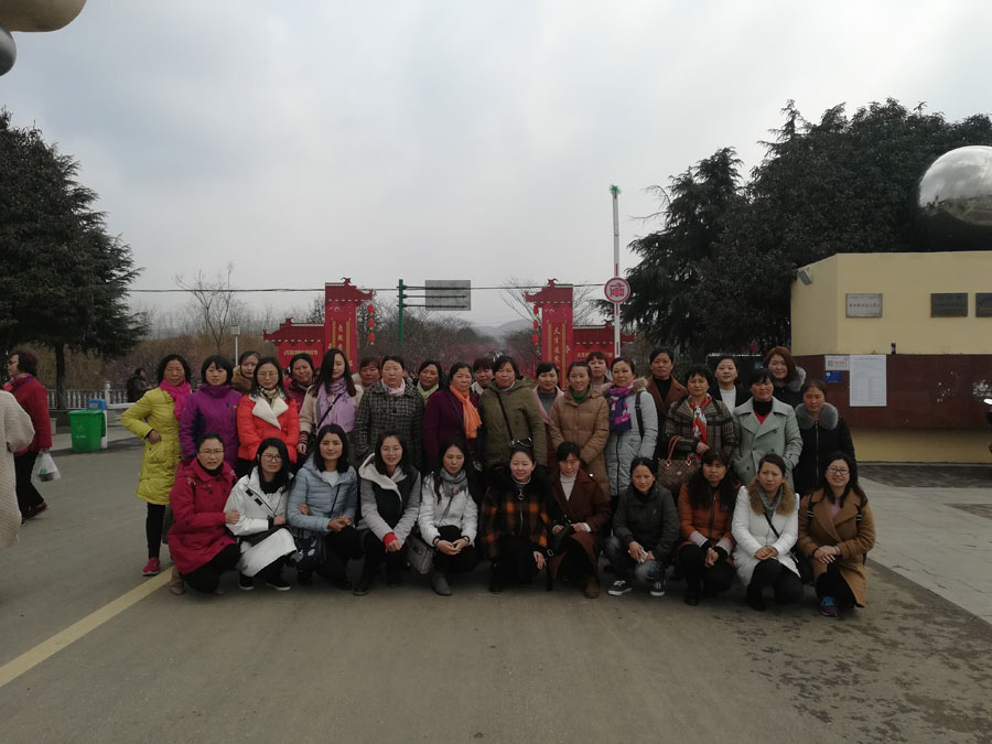 开云手机入口官网工会开展庆“三八”踏春赏梅活动