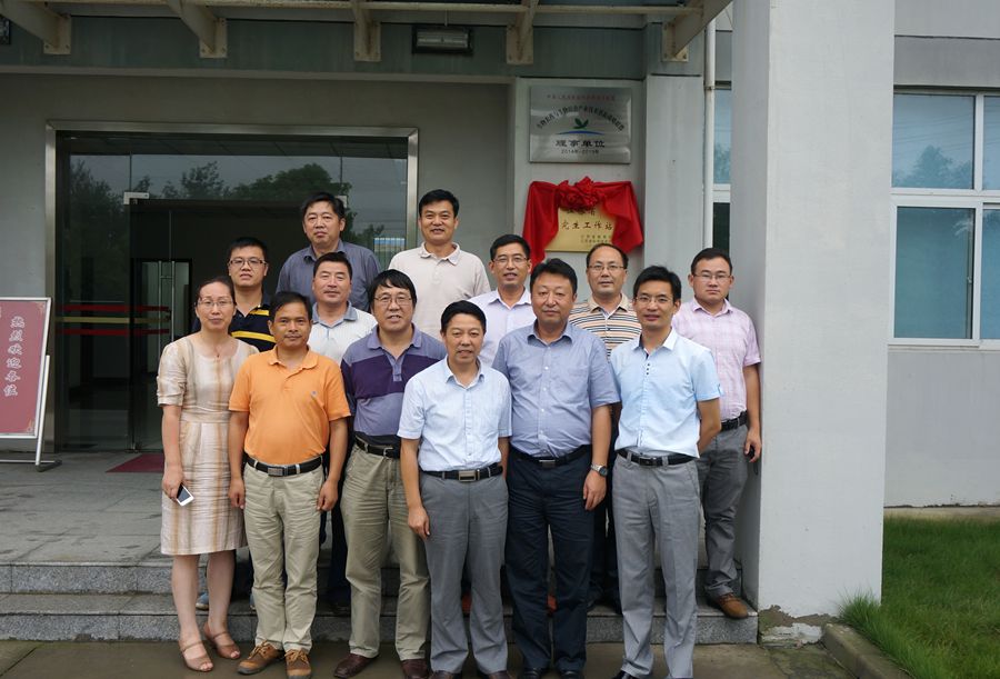 开云手机入口官网与南京农业大学共建的江苏省研究生工作站举行揭牌仪式